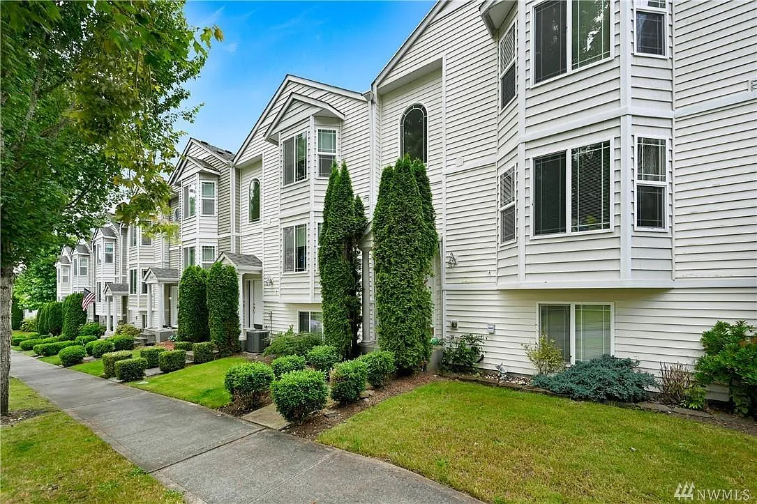3 bed, 2.5 bath, 2164 sqft, $2,500 — Photo 1