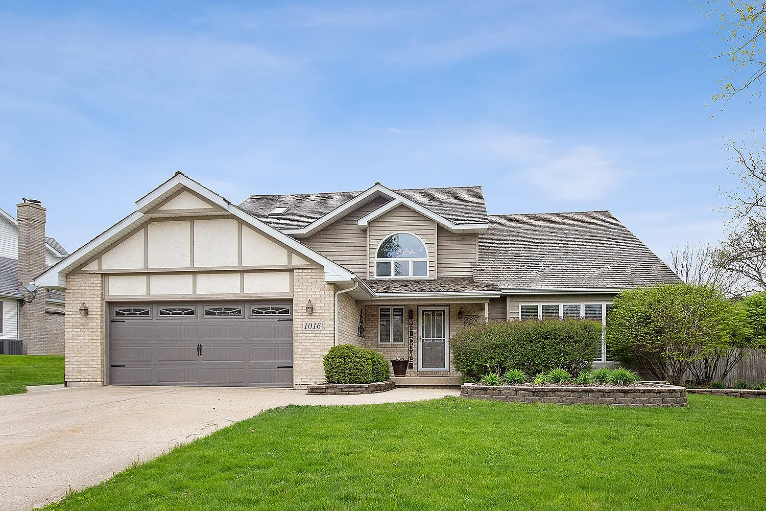1016 Windsor Dr photo 1