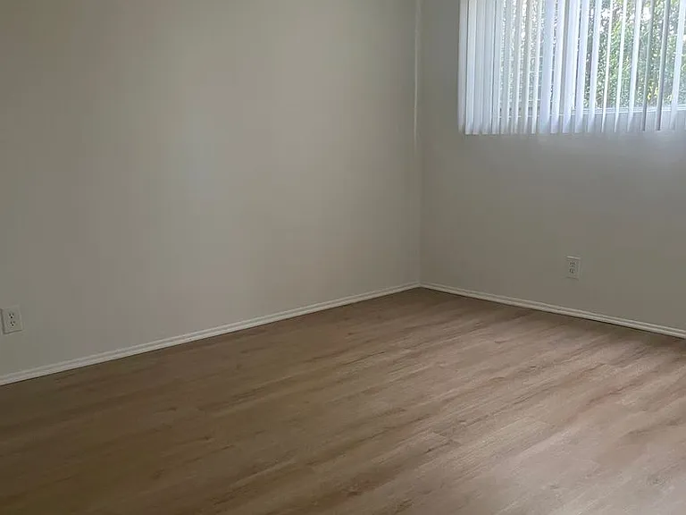 320 S Elm Dr — Photo 9