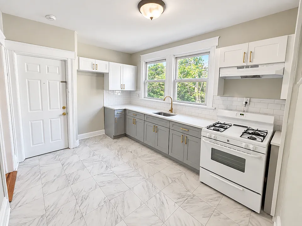 222 6th Ave W #2