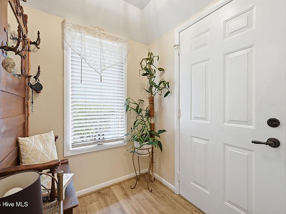 3rd image of 122 Forecastle Court