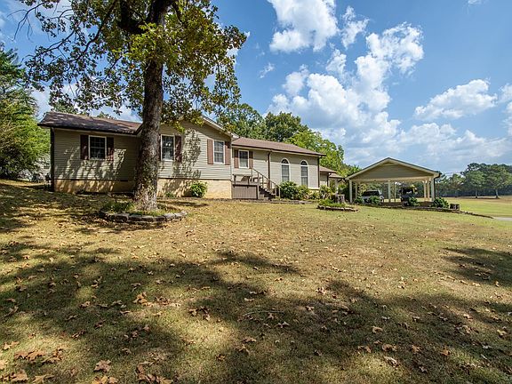 4th image of 313 Country Club Ln