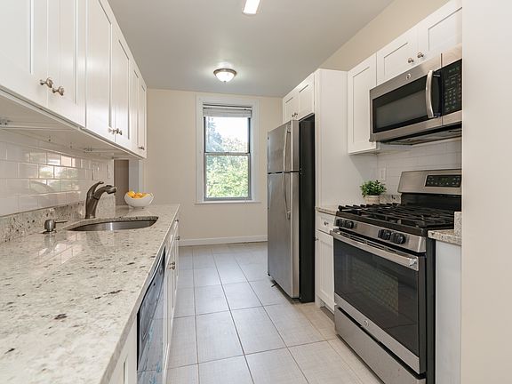 3rd image of 445 Gramatan Ave APT Ib1