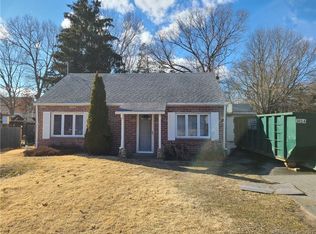 32 Woodlawn Ave, Waterford, CT 06385