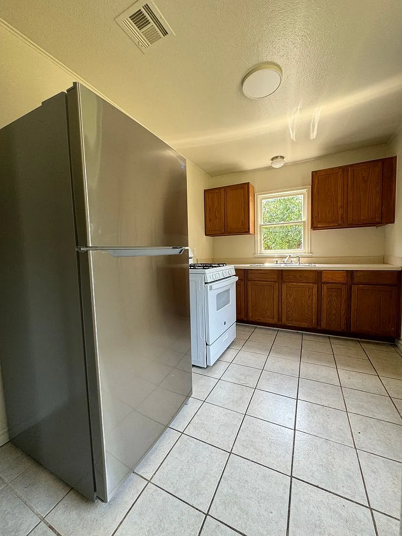 3 Bedroom Home in Del City with fresh paint & new carpet! — Photo 4