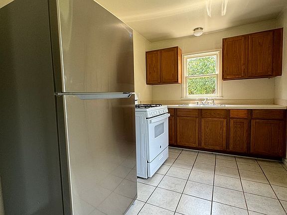 3rd image of 3725 SE 24th St