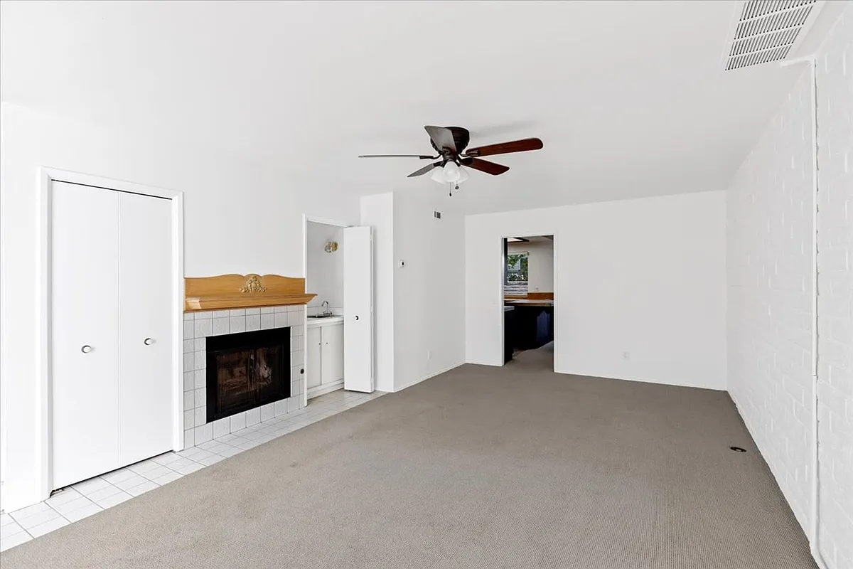 Building Photo - 831 E 3rd Ave #19