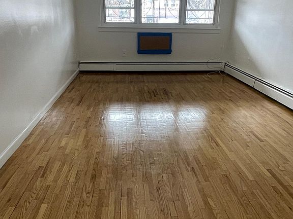 5th image of 915 Burke Ave #1