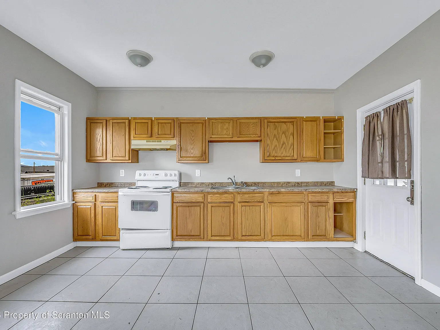 3 bed, 1.0 bath, 1058 sqft, $1,175 — Photo 2