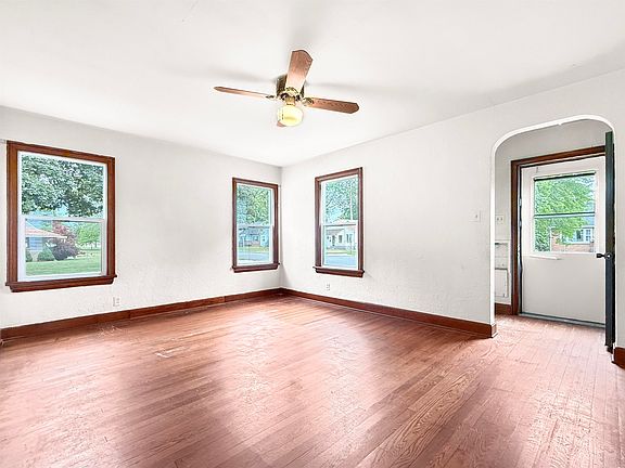4th image of 1900 16th Ave