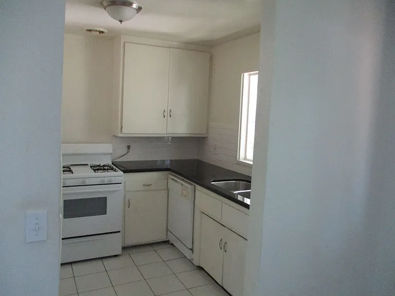 1350 N Crescent Heights Blvd — Photo 4
