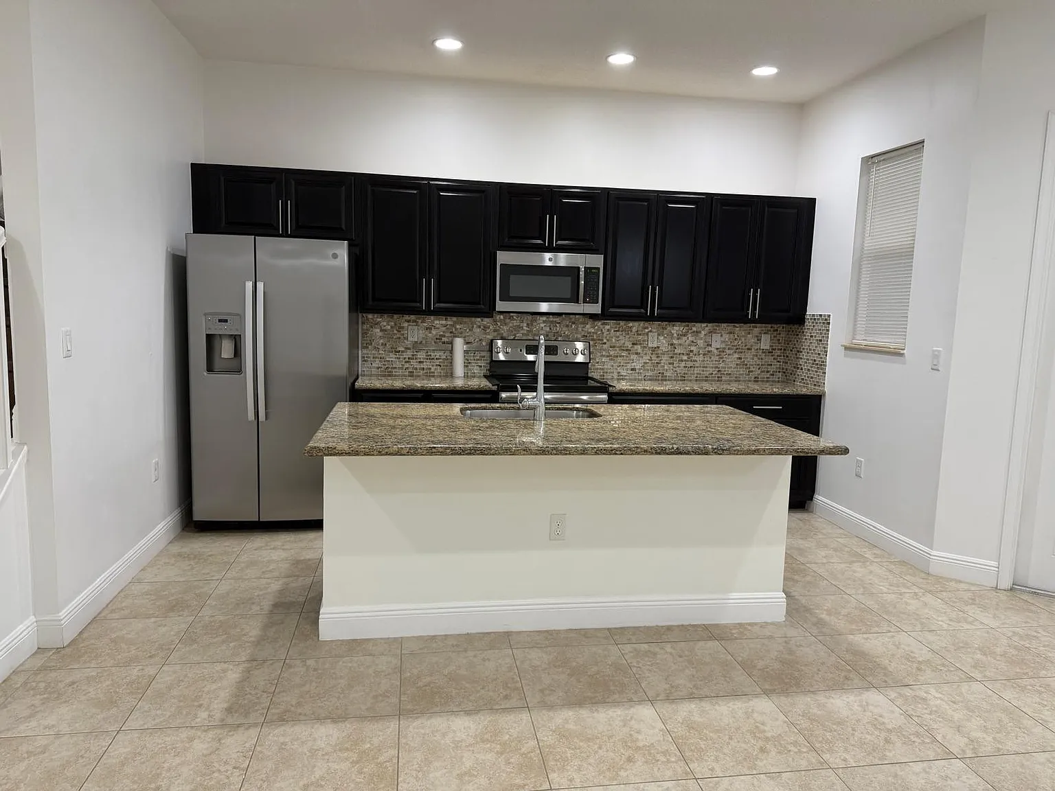 3 bed, 2.5 bath, 1734 sqft, $3,500 — Photo 3