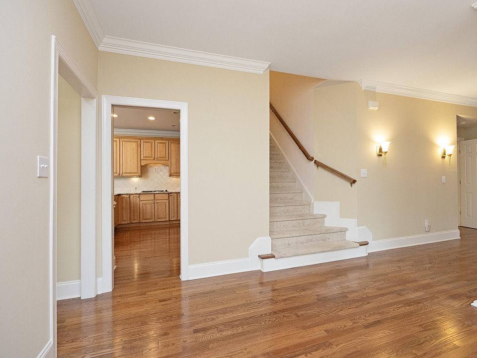1st image of 8805 Leeshire Ln