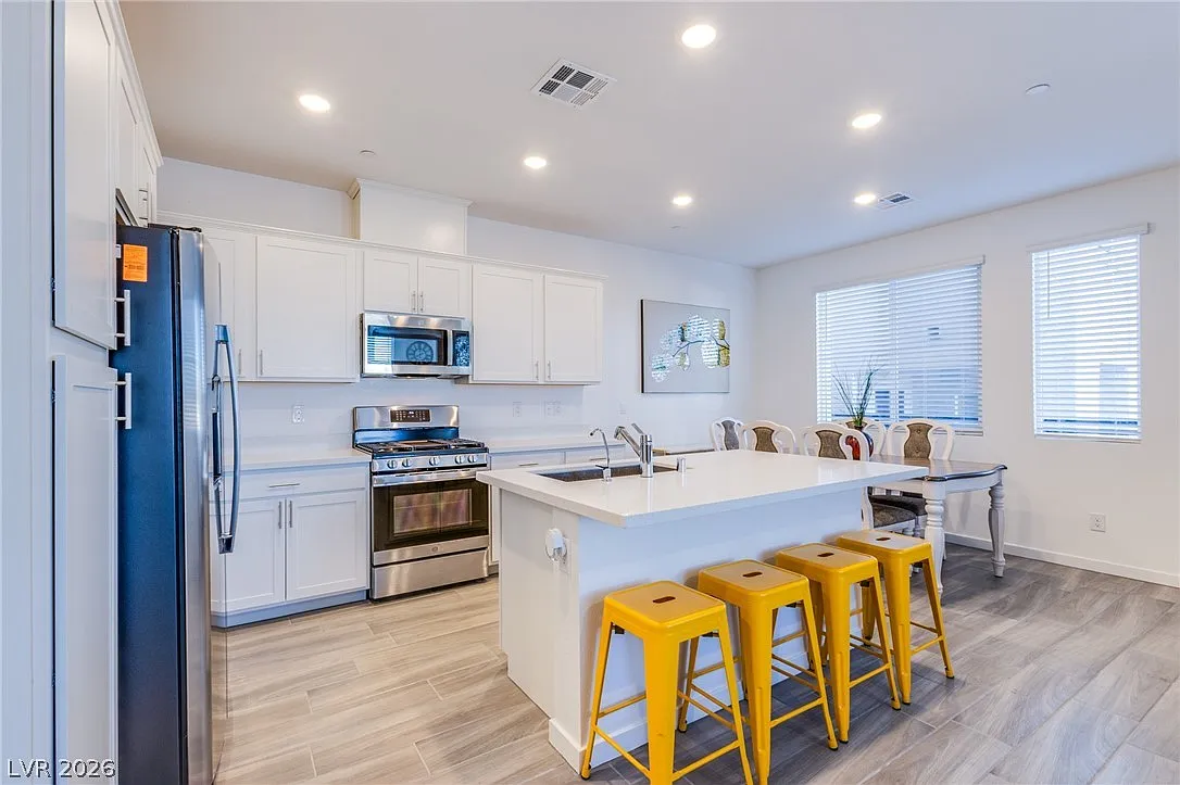 4 bed, 2.5 bath, 1936 sqft, $2,300 — Photo 3