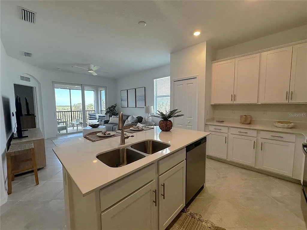 3 bed, 2.0 bath, 1301 sqft, $6,000 — Photo 4