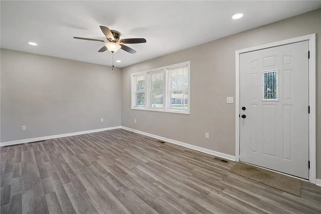 3 bed, 1400 sqft, $1,699 — Photo 1