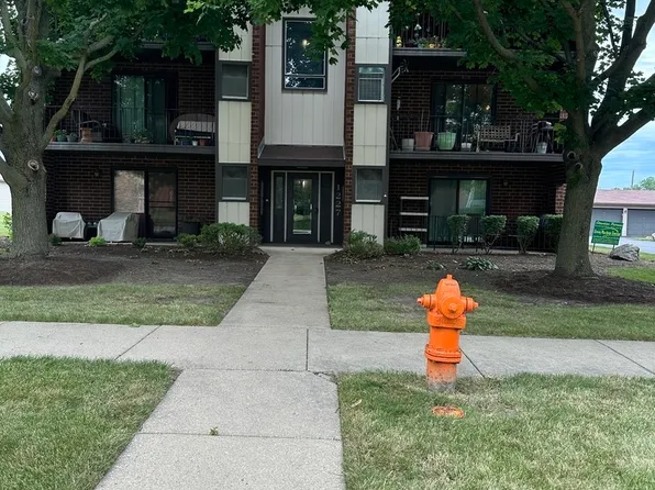 1227 Chalet Rd APT 100, Naperville, IL 60563