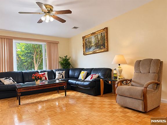 4th image of 223 Merritt Avenue