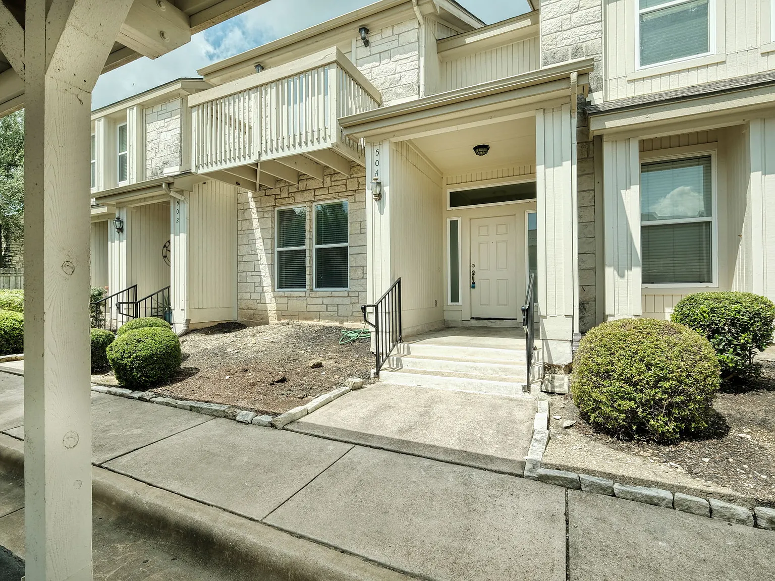 3 bed, 2.5 bath, 1590 sqft, $1,895 — Photo 2