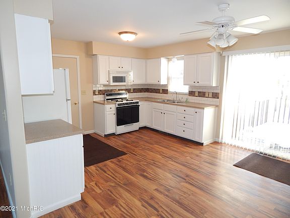 5th image of 258 E Gardner St