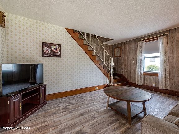 3rd image of 40 Harris Hill Rd