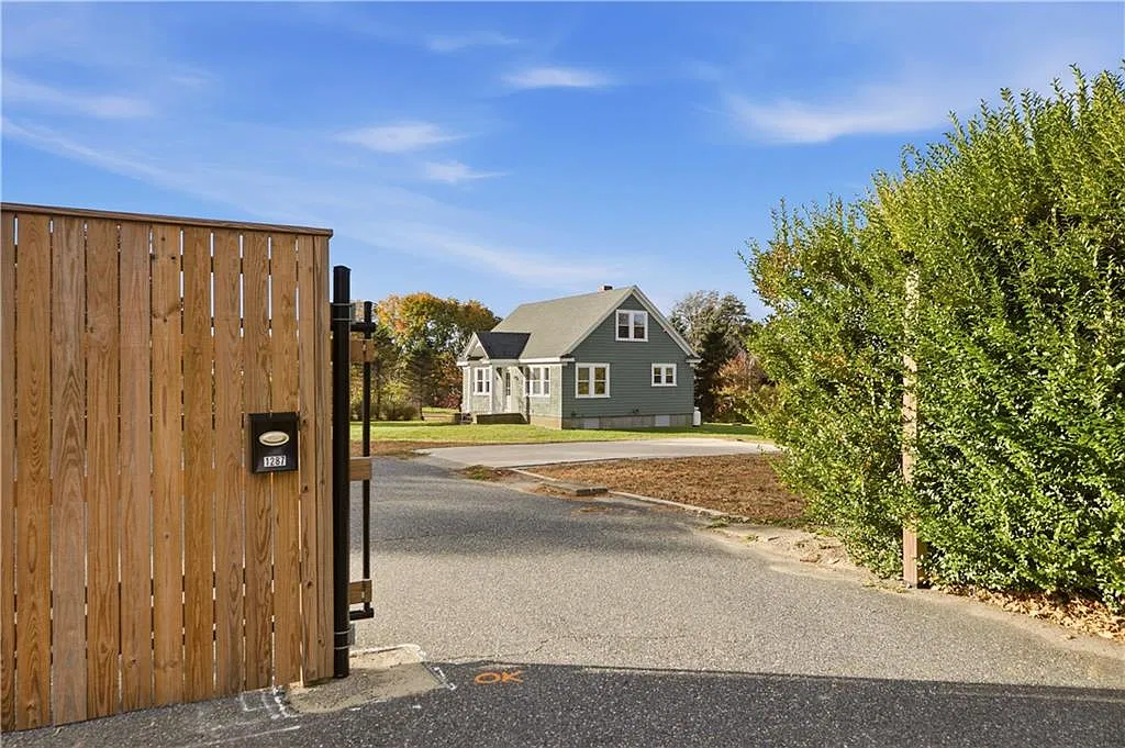 3 bed, 1.0 bath, 1428 sqft, $2,750 — Photo 1