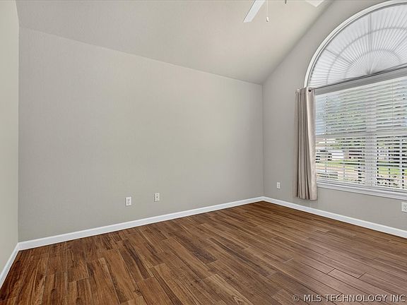 5th image of 446 NE Debell Ave