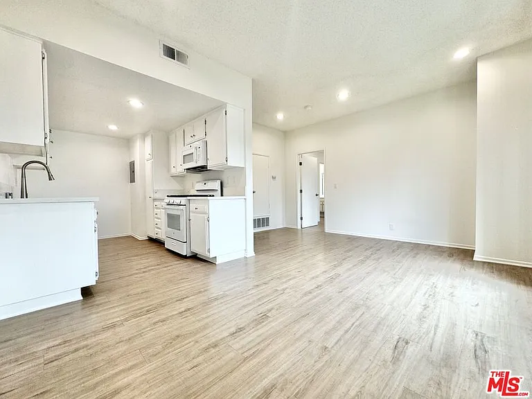 12235 Magnolia Blvd #306 — Photo 3