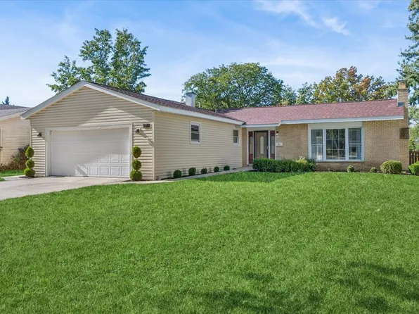 2214 Kingston Dr, Wheaton, IL 60189