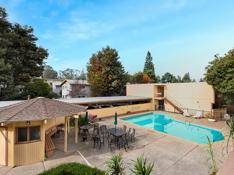 Stanford Garden Apartments — Photo 27