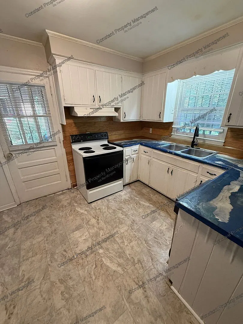 3 bed, 2.0 bath, 1565 sqft, $1,295 — Photo 2