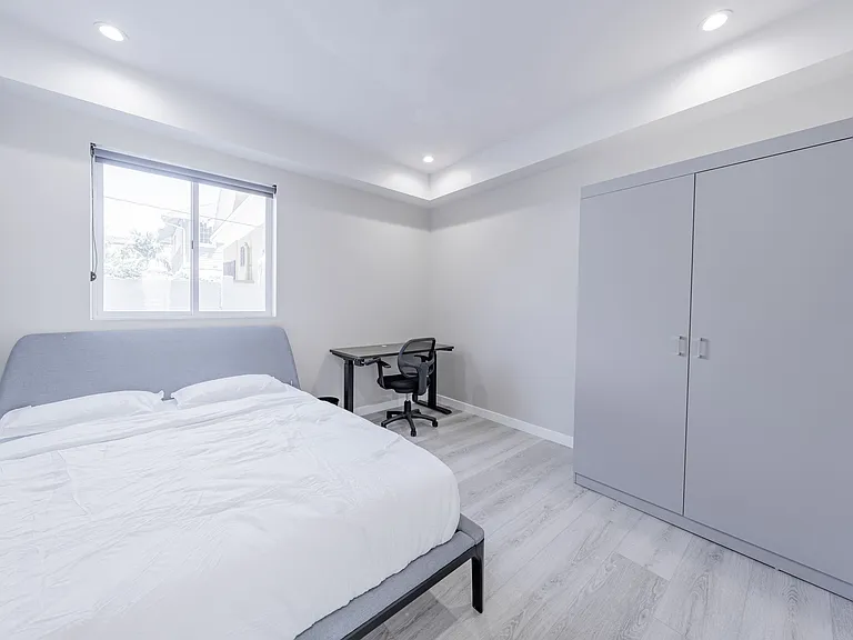 1597 W 35th Pl — Photo 3