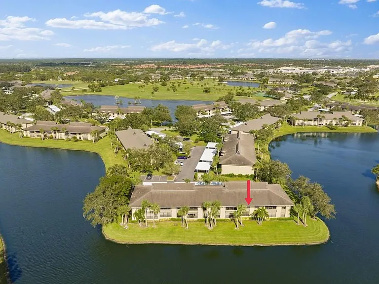Enjoy STUNNING expansive lake & golf course views from the living room & bedroom!