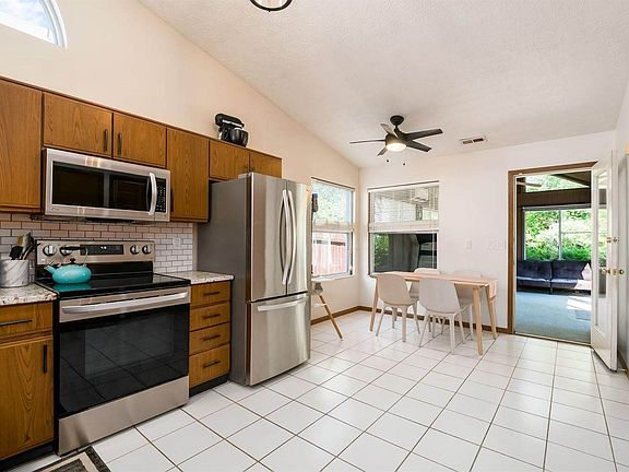 5th image of 2100 Earlsway Dr