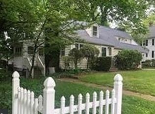16 Barberry Ln, Sea Cliff, NY 11579