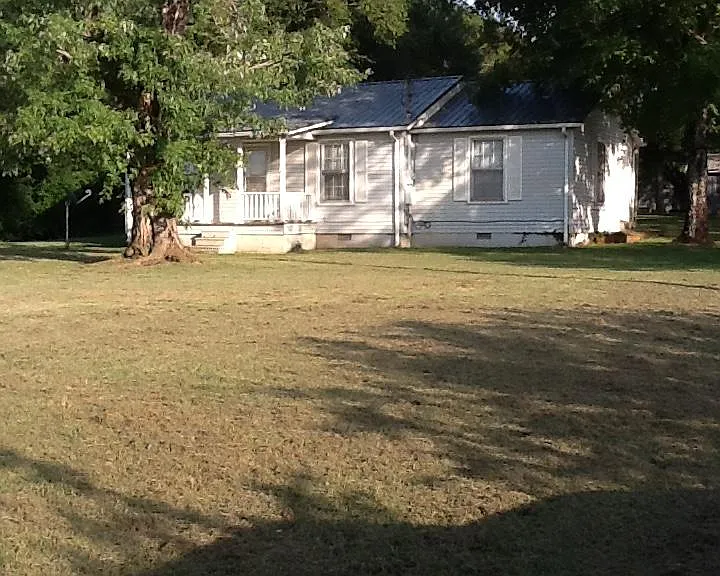 Quiet easy country living in this energy efficient with CHA . Relaxing atmosphere.