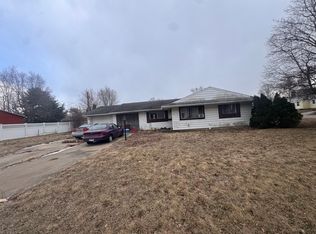 10 E Tamarack St, Canton, IL 61520