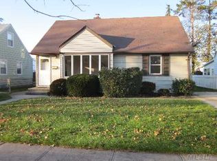 226 Albertson Pl, Mineola, NY 11501