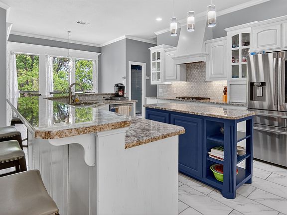 3rd image of 1202 Forest Park Dr
