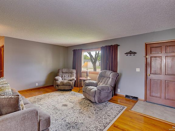 4th image of 2339 Mayfair Dr