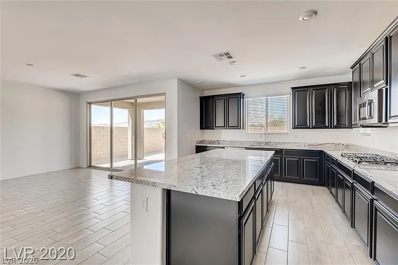 3 bed, 2.5 bath, 1902 sqft, $2,900 — Photo 3