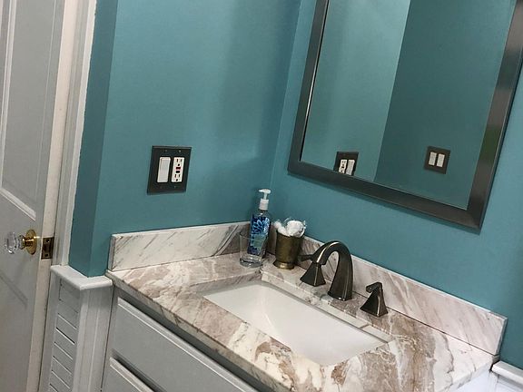 First floor 1/2 bathroom