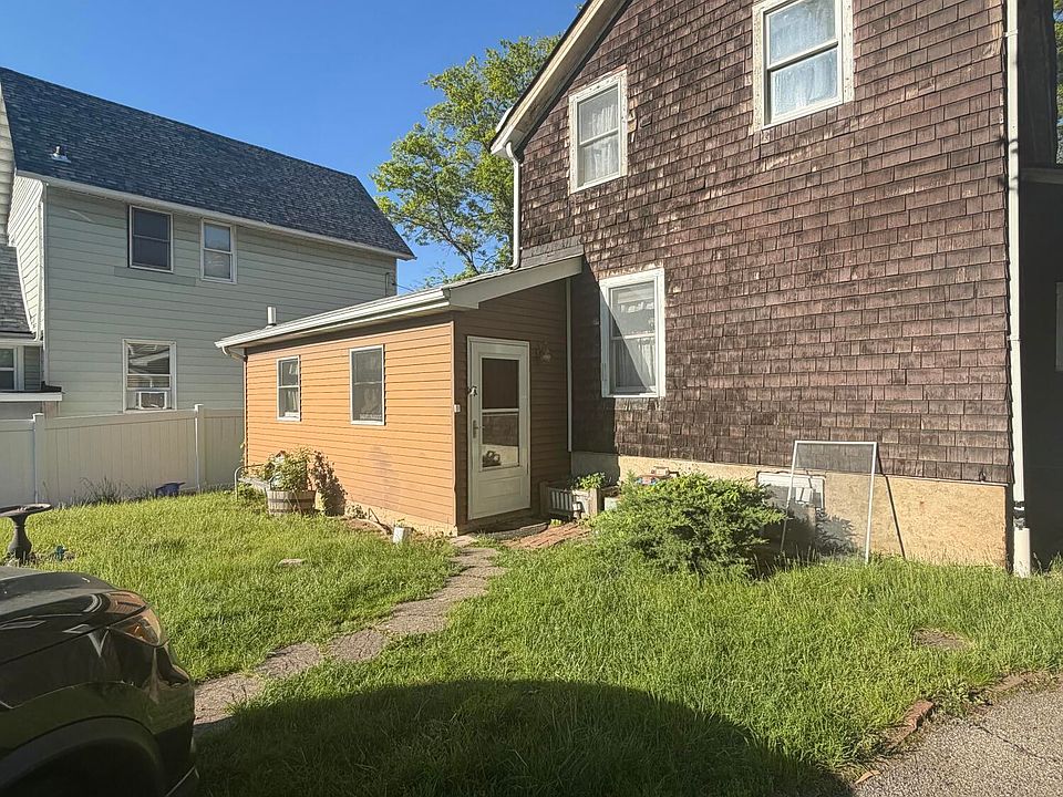 2nd image of 624 Manor Rd
