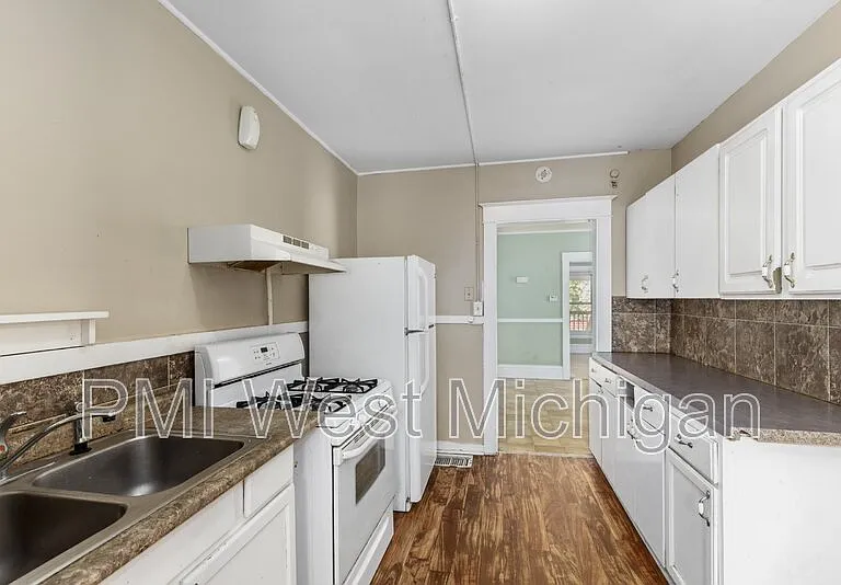 1051 Pine Ave NW — Photo 13