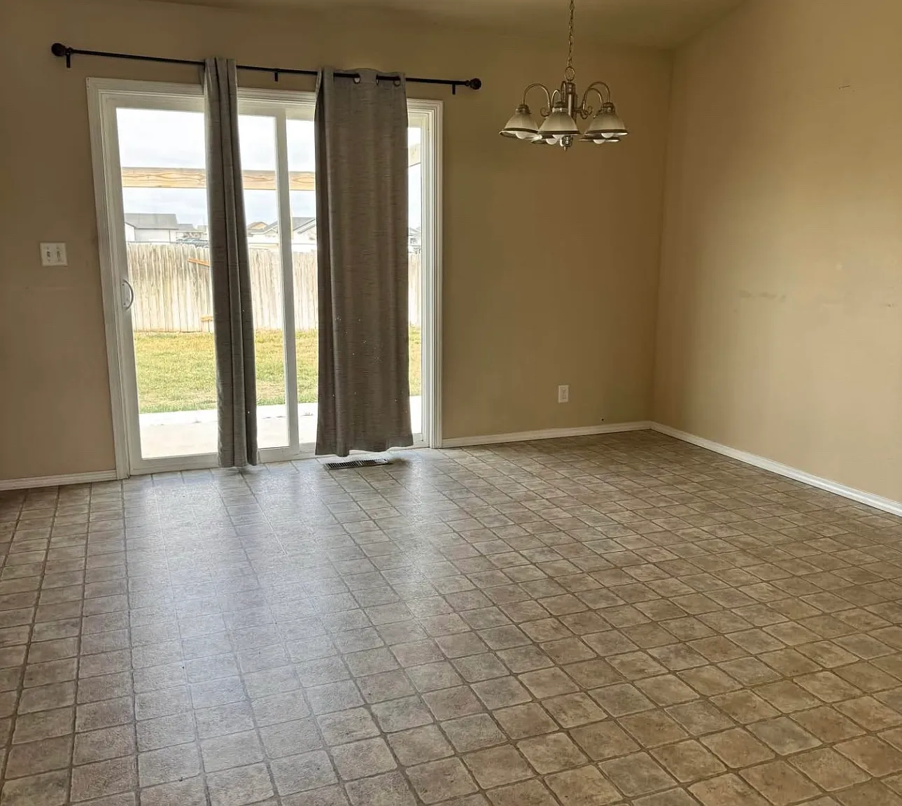 4 bed, 1436 sqft, $2,000 — Photo 3