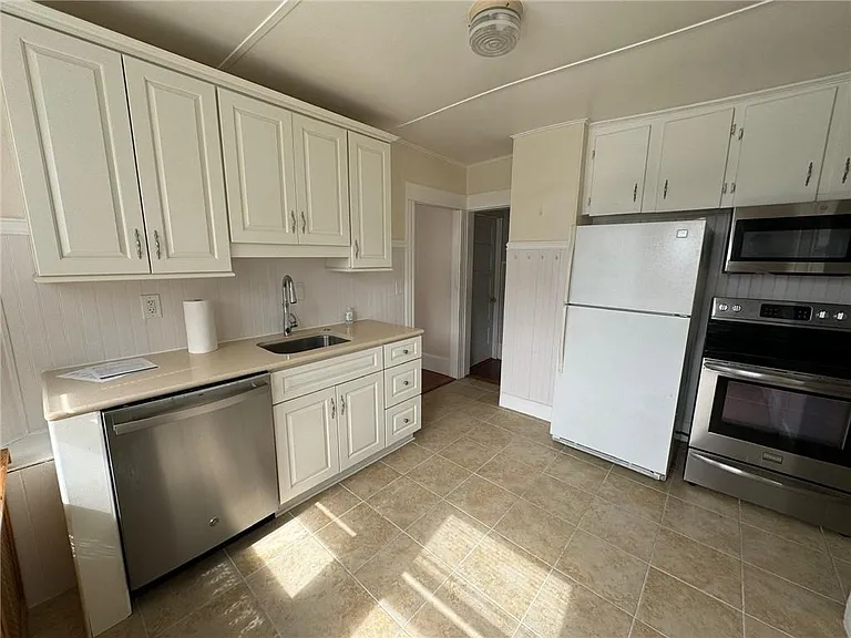 15 Freeborn St #2 — Photo 2