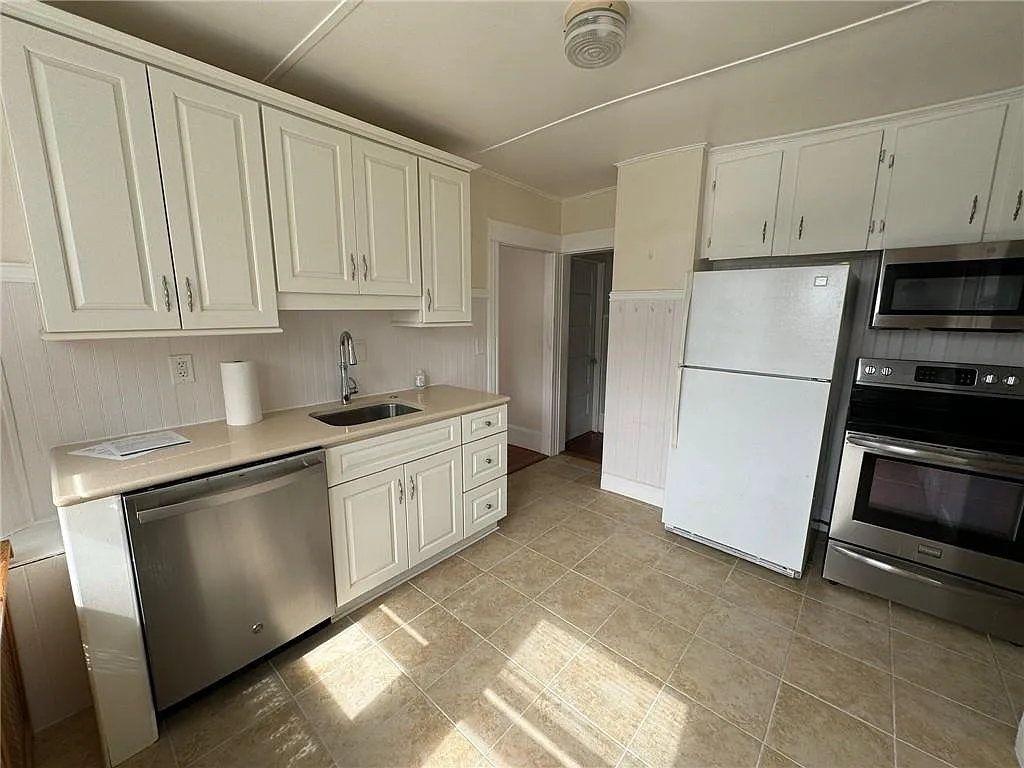 Building Photo - 15 Freeborn St #2
