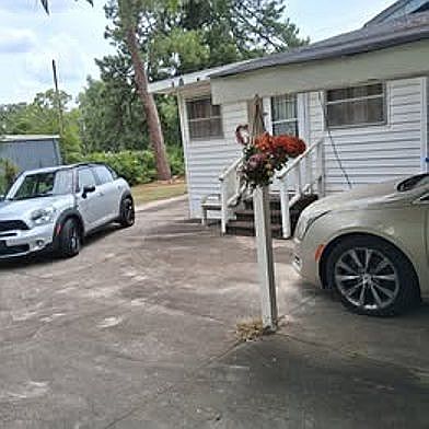 5th image of 303 Saxon St