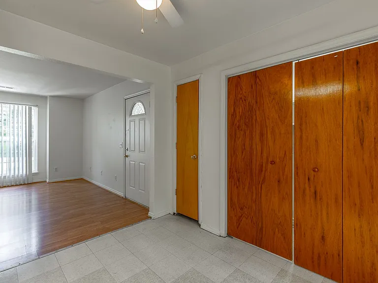 Eastwood Court Apartments — Photo 14