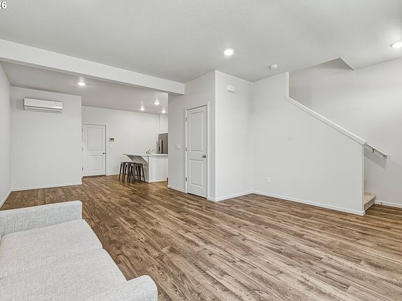 5th image of 611 NE 72nd St